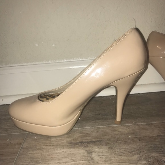 Size 8.5 nude pumps - Picture 2 of 3
